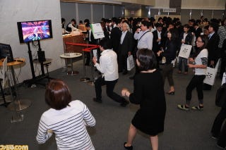 Illustration for article titled Hey Look, Japanese People Playing Kinect!
