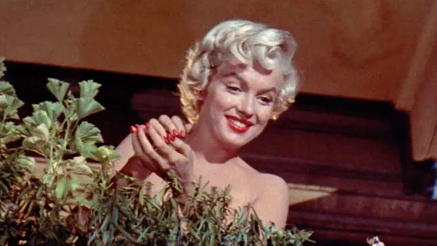 7 Viral Photos Of Marilyn Monroe That Are Totally Fake NSFW