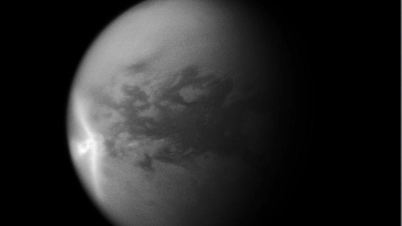 Illustration for article titled Are aliens trying to show us something on the surface of Titan?