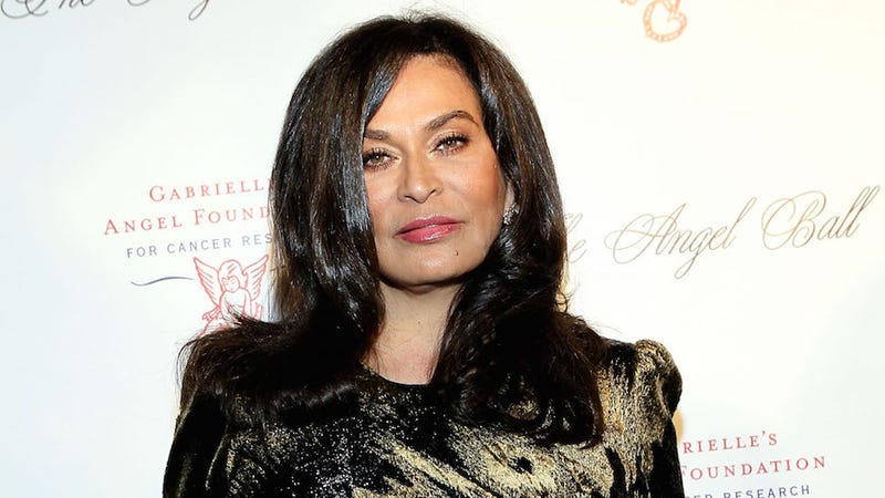 Illustration for article titled Tina Knowles Kindly Tells Paparazzi to Have Some Goddamn Class