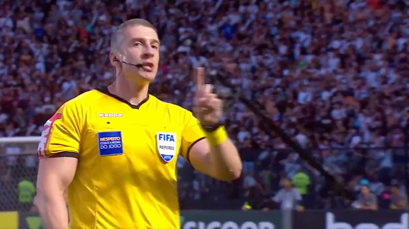 Illustration for article titled Brazilian Referee Becomes Second Ref This Month To Stop Match Due To Homophobic Chants
