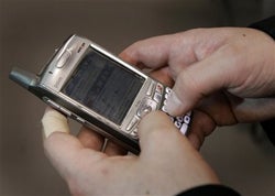 Illustration for article titled Verizon, AT&T Respect Your SMS Privacy