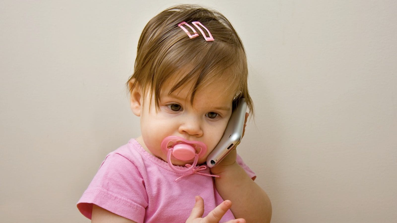 Ребенку 1 год не разговаривает. Ребенок с телефоном. Ребенок говорит. Малышка с телефоном. Младенец с телефоном.