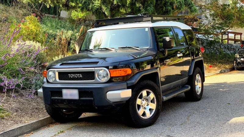 Illustration for article titled For $13,499, Could This 2007 Toyota FJ Cruiser Have You Saying ‘Ooh Baby?’