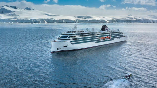 Rogue Wave Hits Antarctic Cruise Ship, Killing 1 and Injuring 4