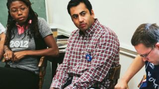 Kal Penn, center (Obama for America)