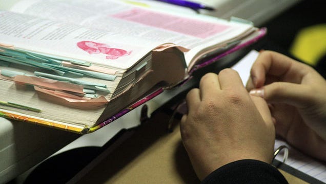 How to Avoid Getting Screwed During Textbook Buyback Season