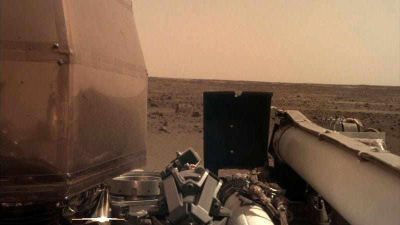 La primera foto publicada por la sonda Insight de la NASA después de quitar la tapa de su lente. NASA (Twitter)