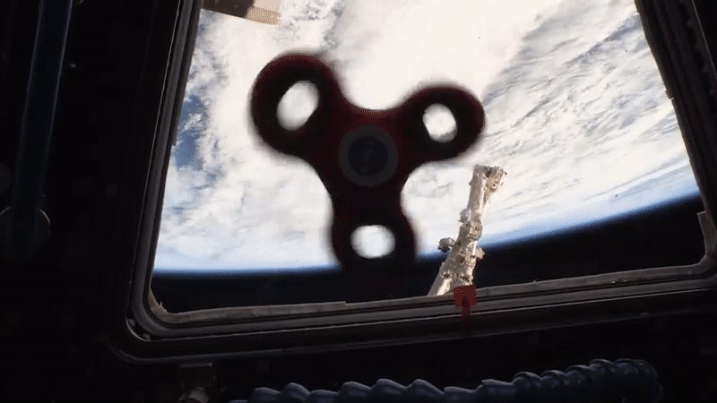 Astronautas se divierten con spinner a gravedad cero