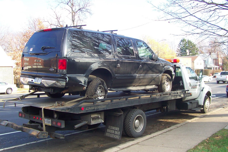 Hilariously Bizarre Craigslist Ad Proves This Ford Excursion