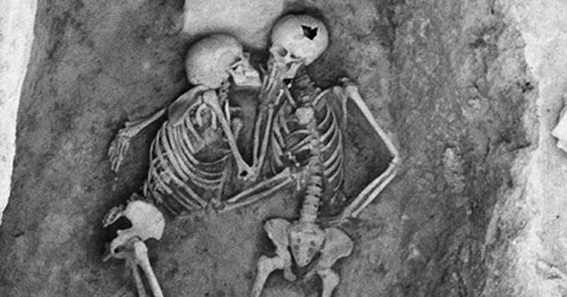 Illustration for article titled Dos personas murieron hace 2.800 años enterradas mientras se besaban, el resto es un misterio