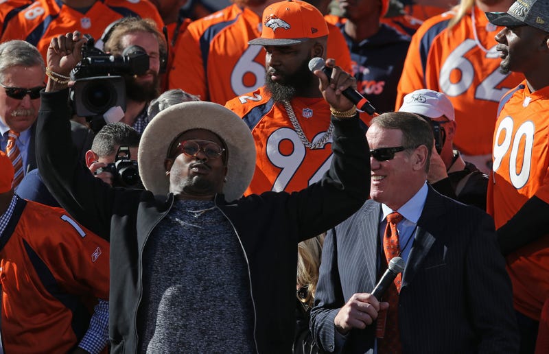 Illustration for article titled Von Miller Explains Gravitational Waves On Saturday Night Live
