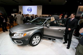 Illustration for article titled New York Auto Show: Volvo XC70 Tougher and Safer, Less Teal