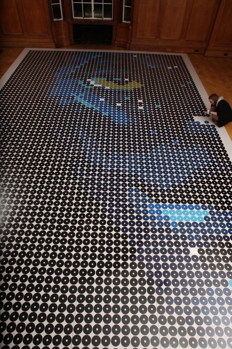 Illustration for article titled Look! A Na'vi Made of 4,000 Avatar Blu-Ray Discs!