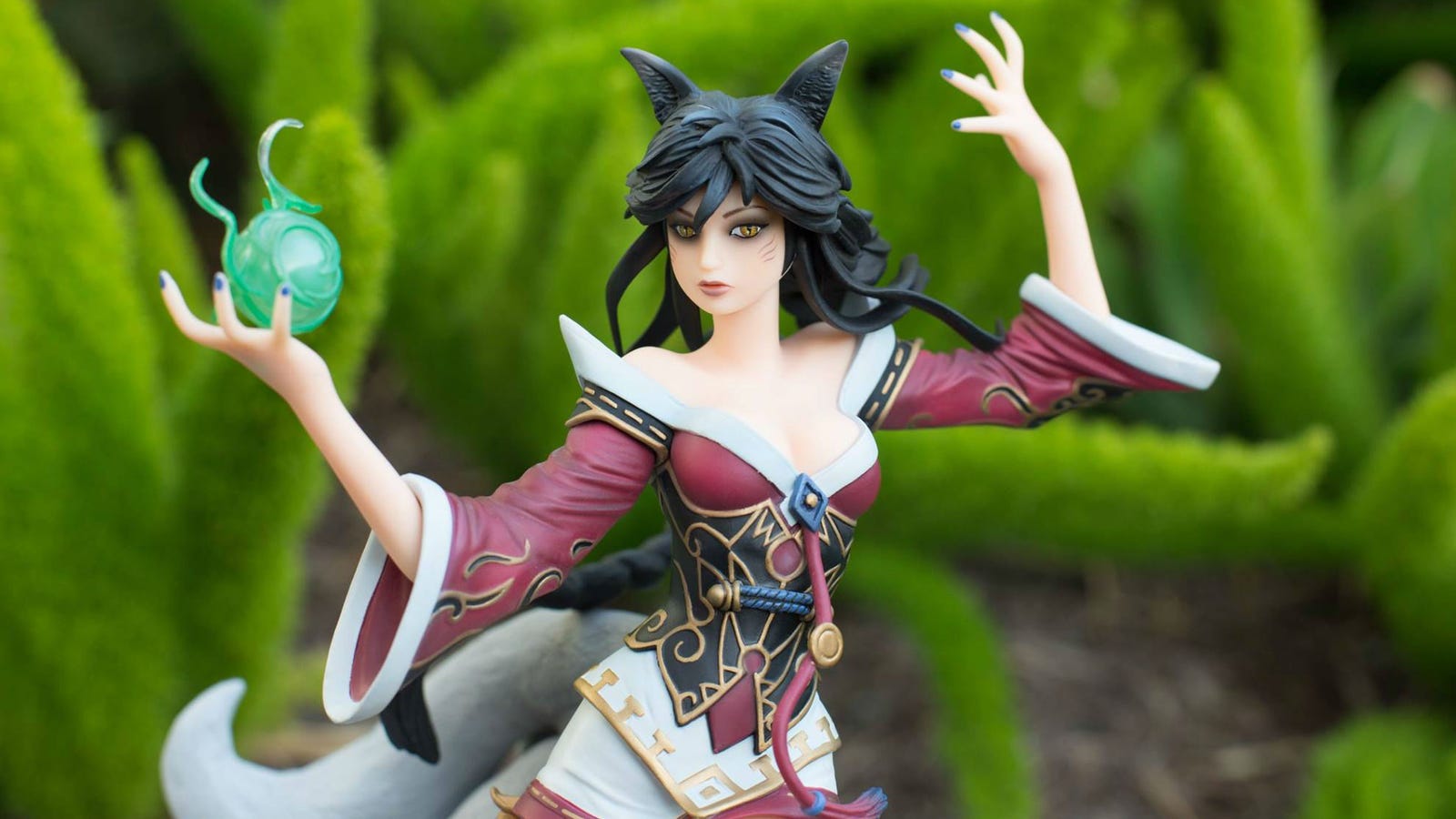 ahri league of legends statue