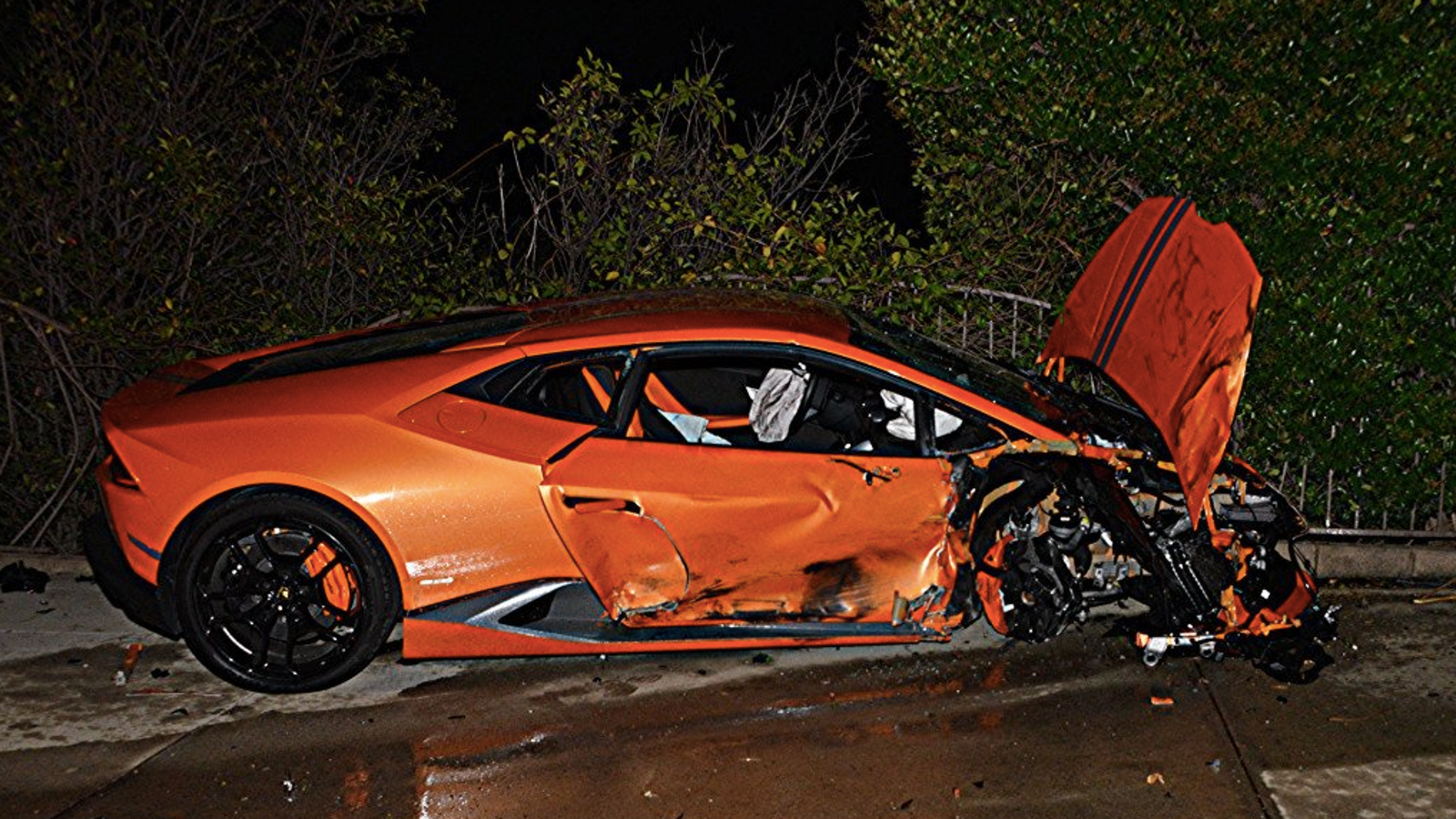 Lamborghini Hurac 225 N And Mustang Crash Head On In