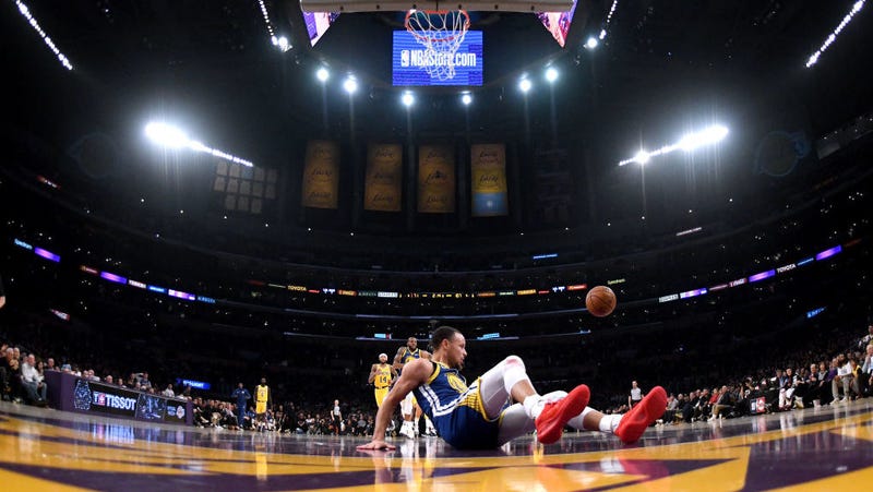 Illustration for article titled Here's Steph Curry Legitimately Sucking At Basketball For A Few Precious Seconds