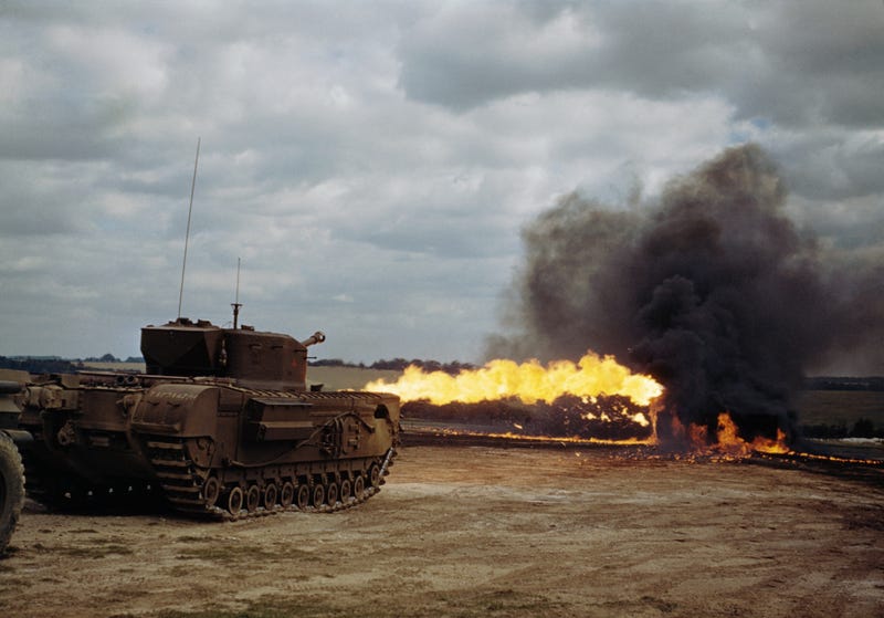 Sebuah tangki penyemprot peluru Churchill Crocodile beraksi, Agustus 1944.