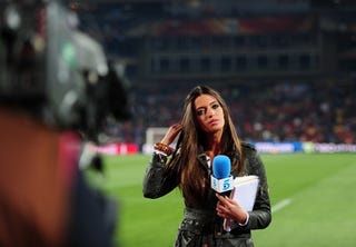 Illustration for article titled Hey Sara Carbonero! Stay Away From Cristiano Ronaldo!