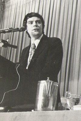 Tom Kahn giving a speech at a League for Industrial Democracy event (Wikimedia Commons)