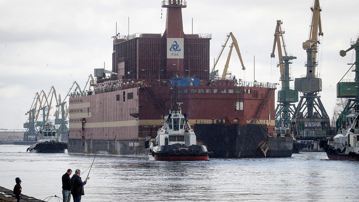 Resultado de imagen para La primera planta nuclear flotante de Rusia está a punto de cruzar las aguas del Ártico.