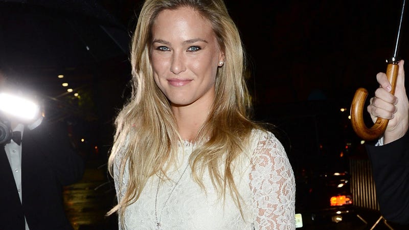 Illustration for article titled Bar Refaeli Gets in a Fight With the IDF
