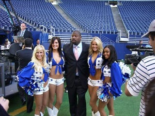 Illustration for article titled Warren Sapp's Birthday: Cake and Cheerleaders