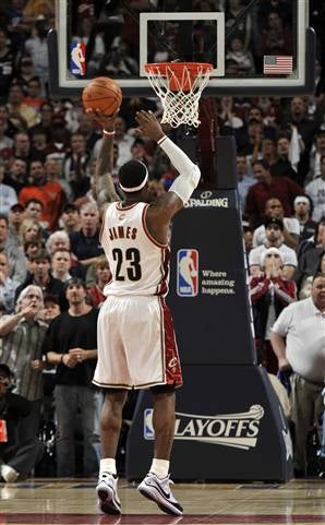 Illustration for article titled The Freak-Out Over LeBron's Elbow Begins Now