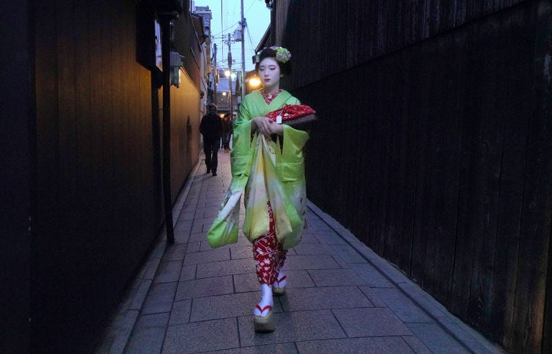 Illustration for article titled Los turistas en Kyoto están haciendo la vida imposible a las Geishas