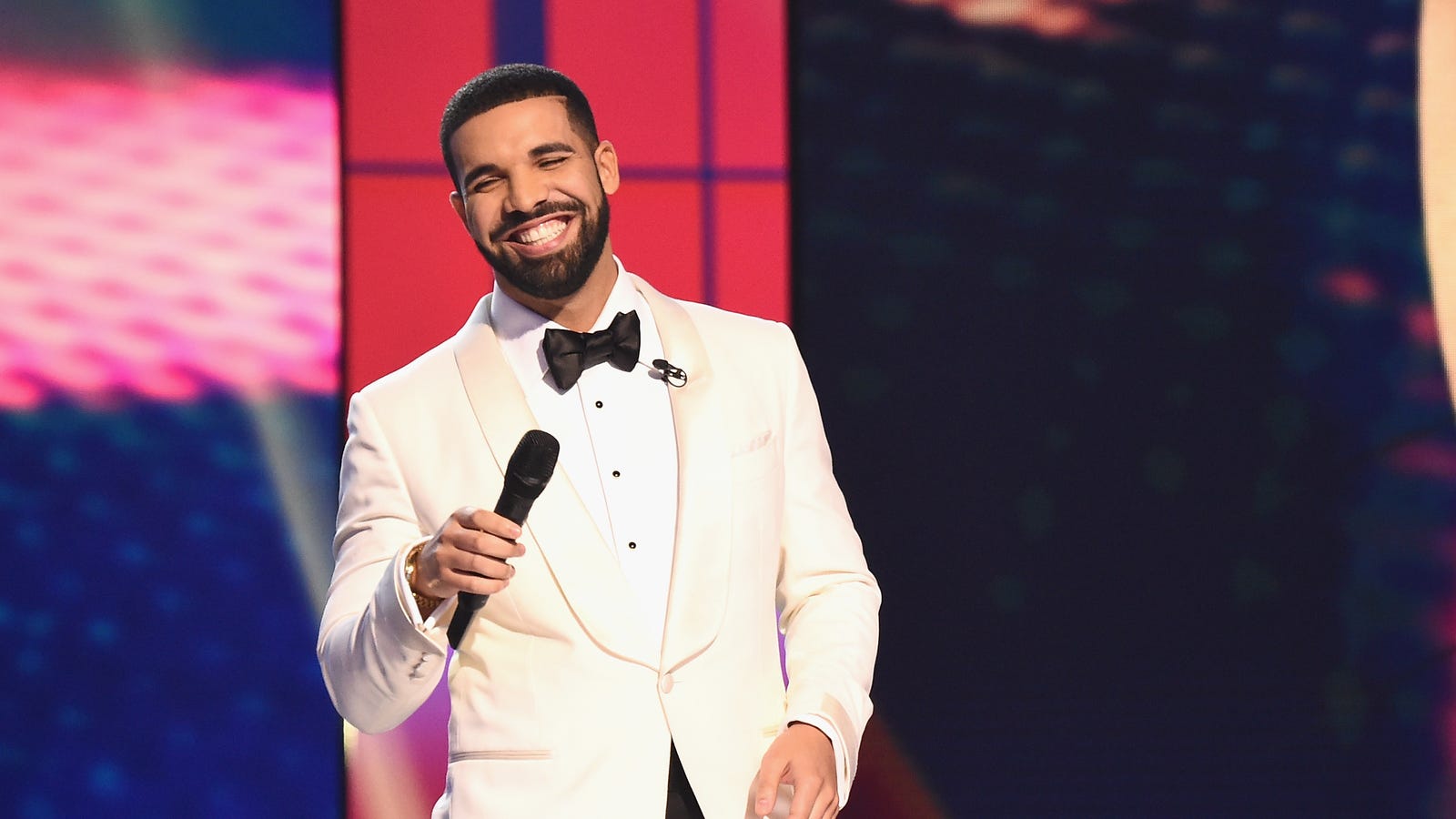 Drake visits Miami, donates 175,000 to students and grocery shoppers