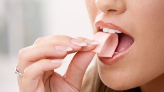 Illustration for article titled Chewing gum can mess with your mind