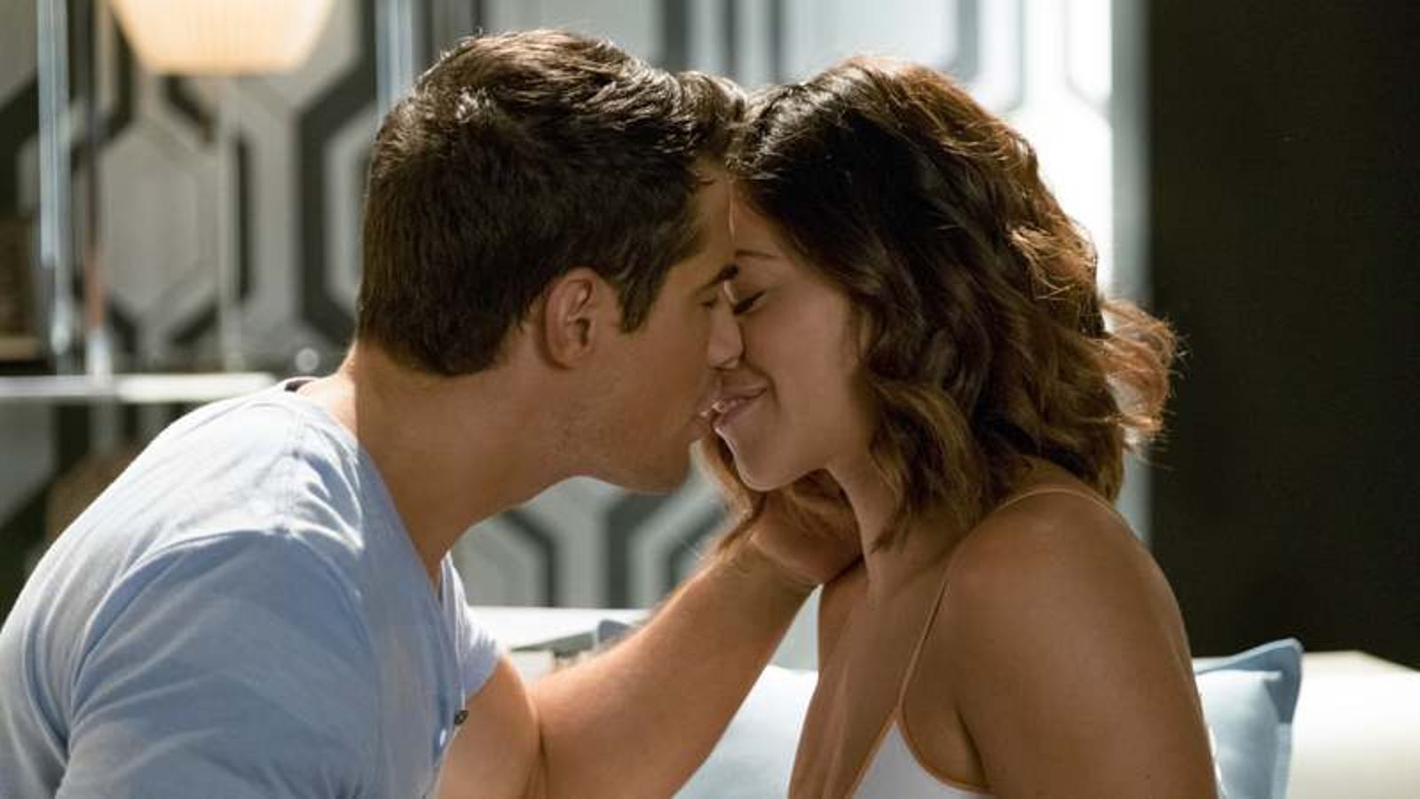 Jane The Virgin Mends Relationships And Comments On Trumps America