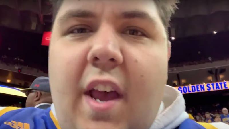 Illustration for article titled Brilliant But Also Dumb Warriors Fan Says He Had A Trick To Get Courtside Seats For About 30 Home Games