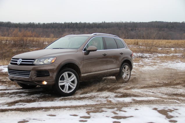 2014 VW Touareg TDI Loves Snow And Splashes In 'Off-Road Mode'