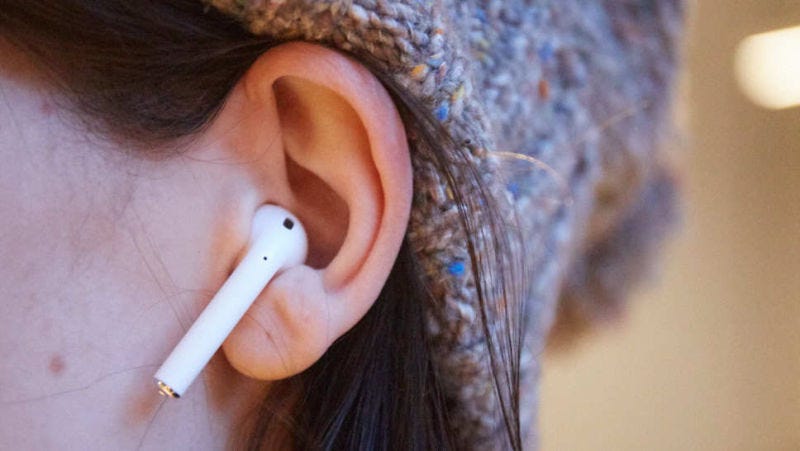 Los AirPods de Apple.Foto: Sam Rutherford (Gizmodo)