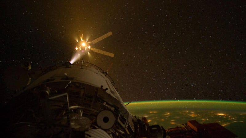 Illustration for article titled This International Space Station Photo Is So Amazing It Seems From The Future