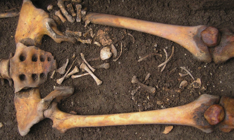 Удивительное открытие ученых: мертвая женщина "родила" в гробу