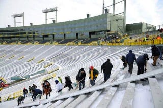 Illustration for article titled Hundreds Of Packers Fans/Day Laborers Line Up To Shovel Lambeau Field