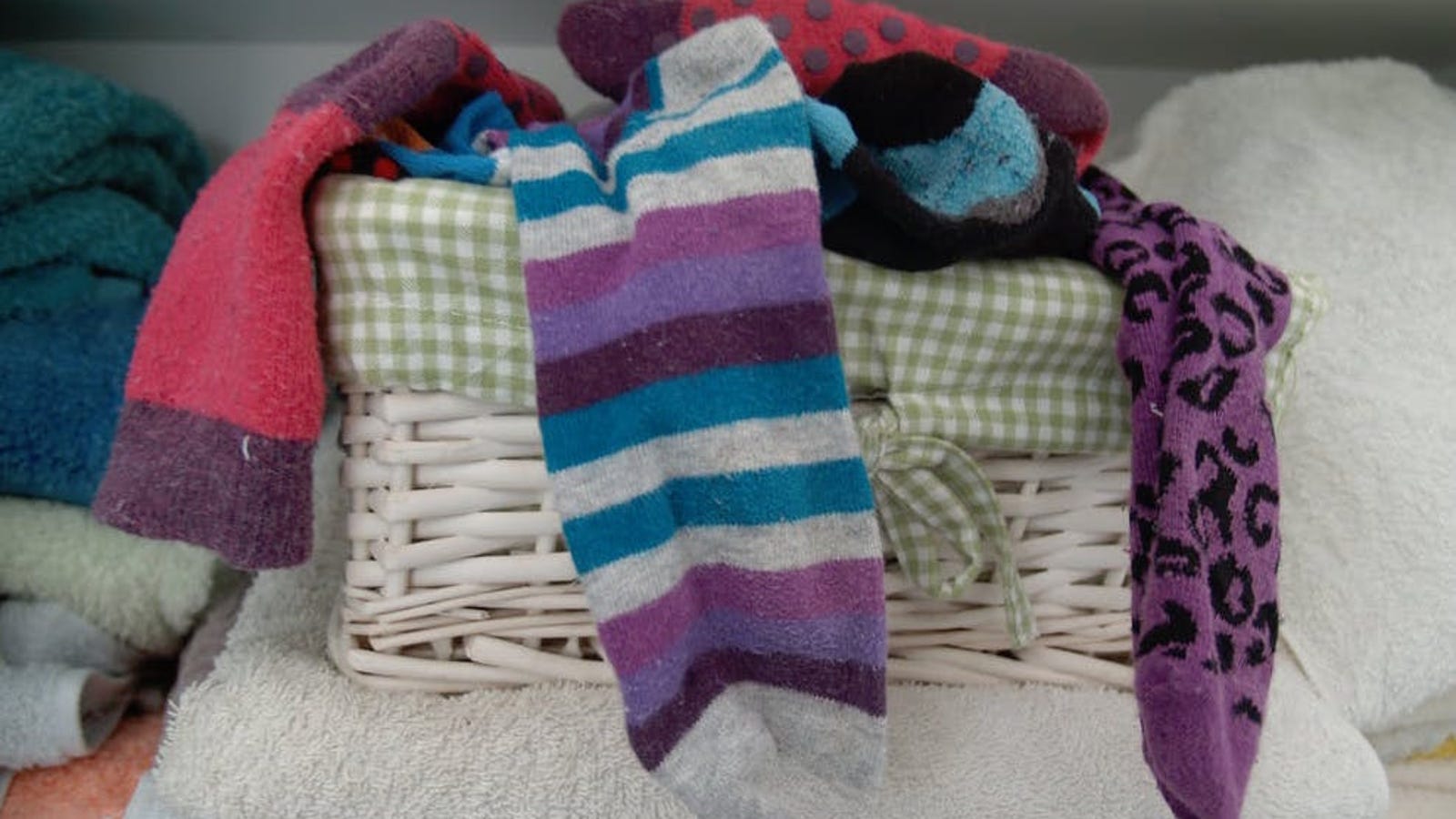 Por qué demonios desaparecen los calcetines cuando lavamos la ropa, según la ciencia