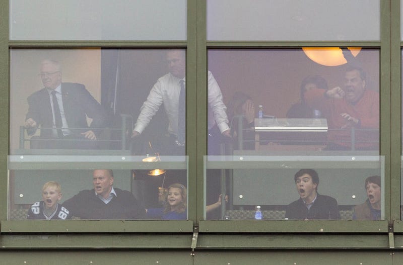 Illustration for article titled A Priceless Photo Of Chris Christie Thinking Dez Bryant Made That Catch