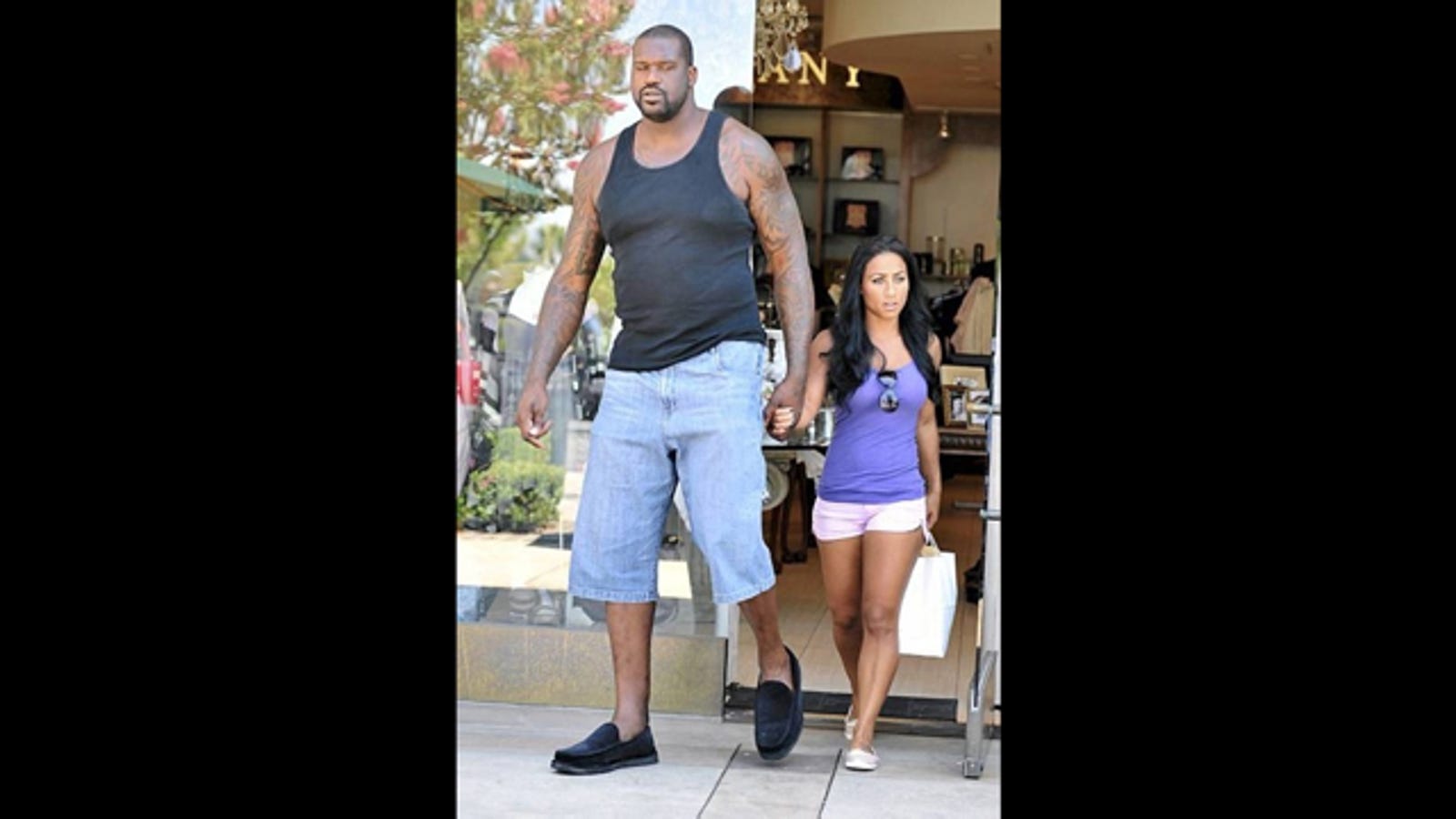 Shaq S New Girlfriend Is Admirably Comically Sized Update This Is How They Kiss