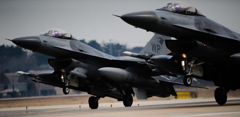 Illustration for article titled Rare photo of two F-16 landing simultaneously in perfect sync