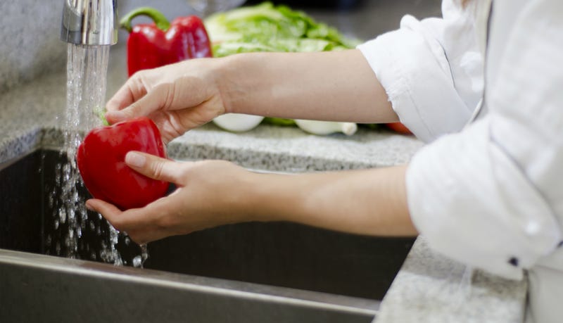 Illustration for article titled Should Professional Chefs Be Allowed to Cook With Bare Hands?