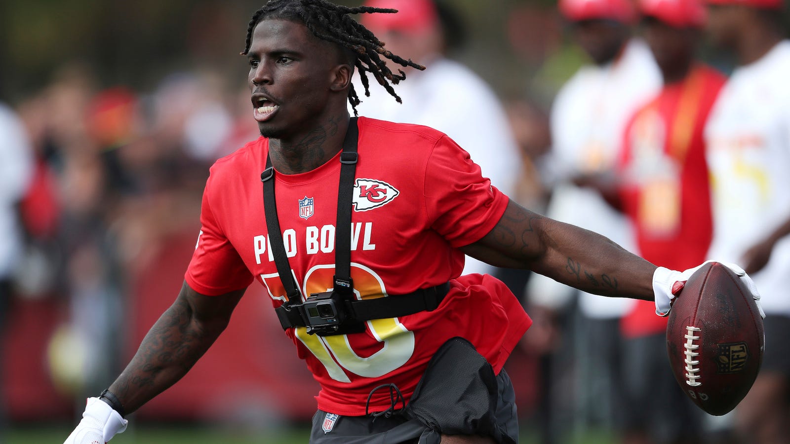 Reports: Cops Investigating Tyreek Hill For Allegedly Breaking Three-Year-Old Son's Arm1600 x 900