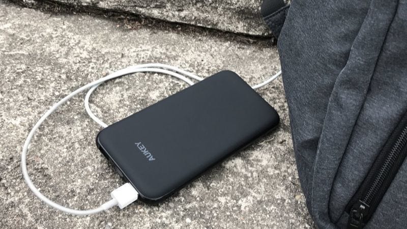 BaterĂa Aukey 10000mAh, $15 con cĂłdigo AUKPBN51