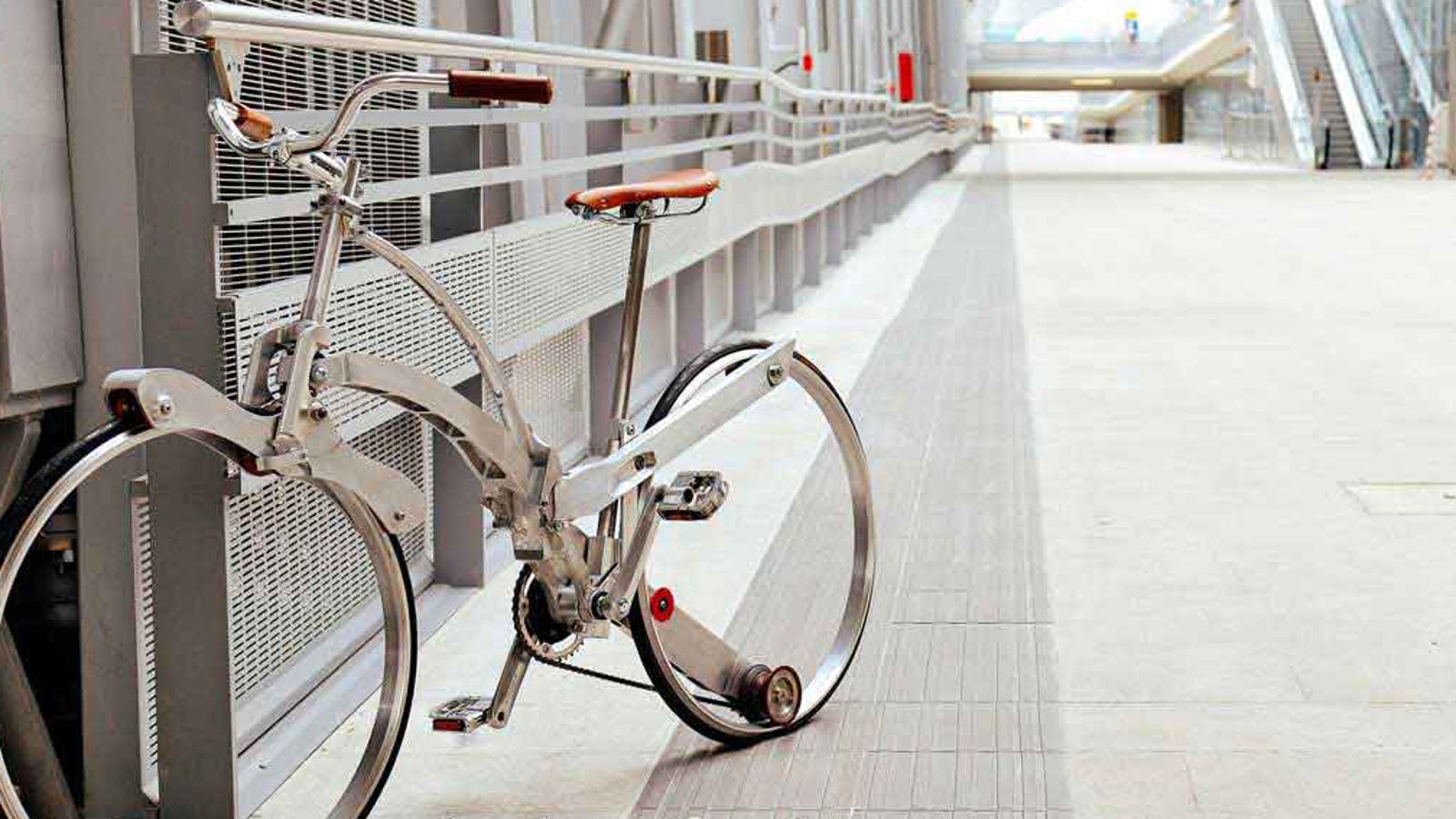 Esta bicicleta sin radios se pliega hasta el tamaño de un paraguas