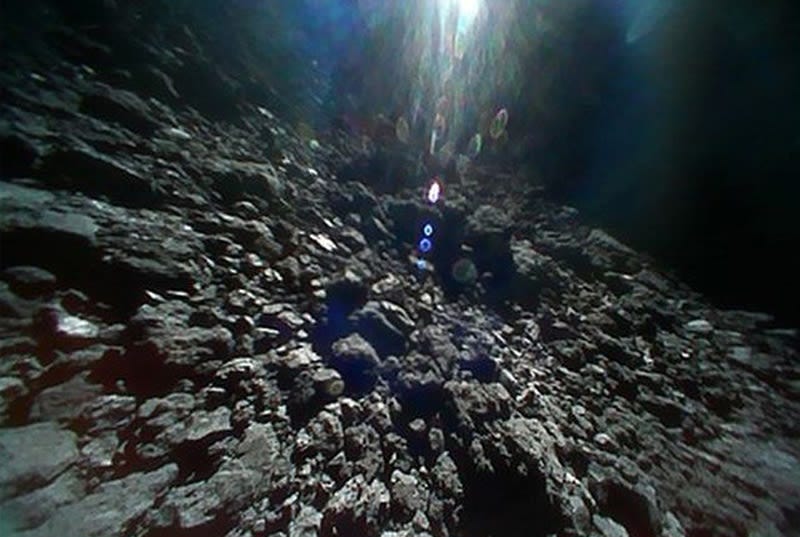 Illustration for article titled Japón publica el alucinante vídeo de la sonda Hayabusa 2 tomando muestras del asteroide Ryugu