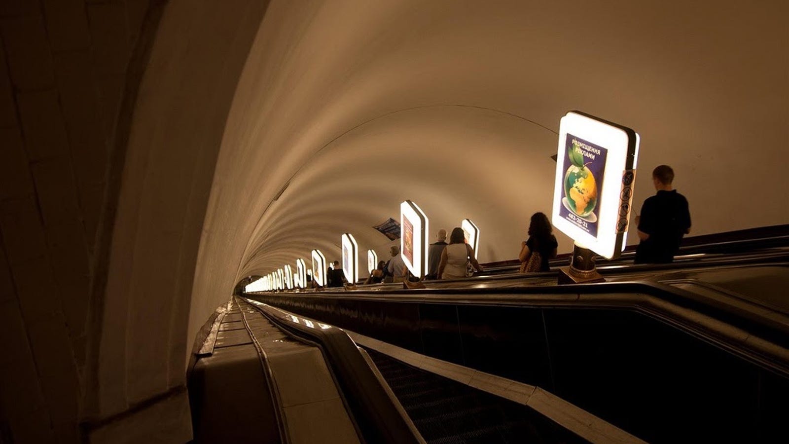 Esta estación de metro es tan profunda que la gente se sienta a leer en las escaleras mecánicas