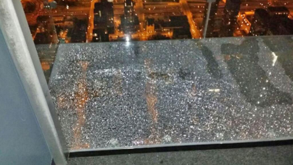 The Willis Tower S 103rd Floor Glass Skydeck Cracked Last Night