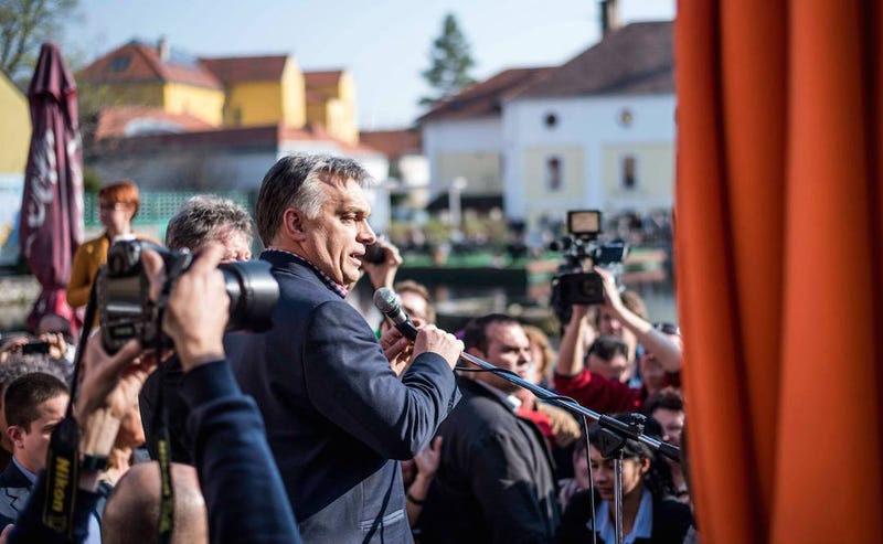 Illustration for article titled Kurvától kapott lapostetűt idézett fel Orbán Viktor a tapolcai beszédben